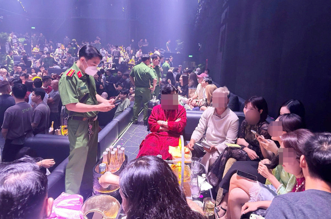 Cảnh sát đột kích bar Aplus ở trung tâm TP HCM