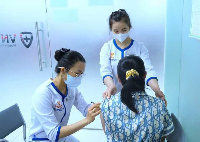 Giục con tiêm vaccine HPV