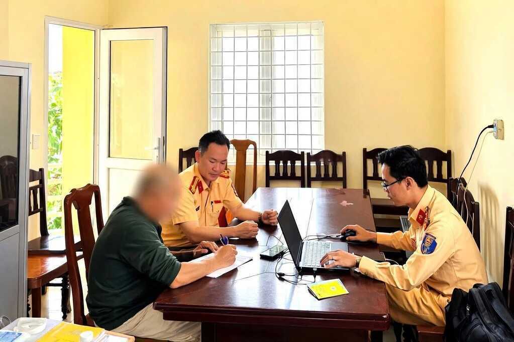 Vụ ô tô di chuyển bất thường, gây cản trở giao thông: Xử phạt tài xế