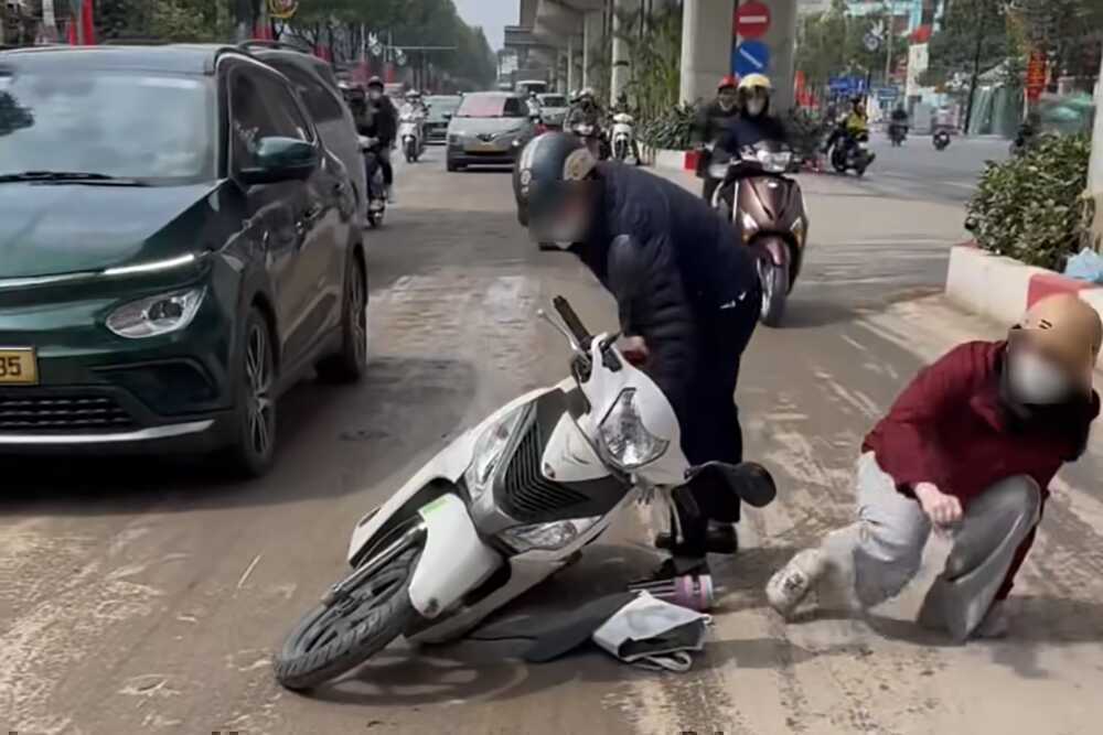Bùn đất rơi vãi khiến người đi xe máy trượt ngã, CSGT Hà Nội 