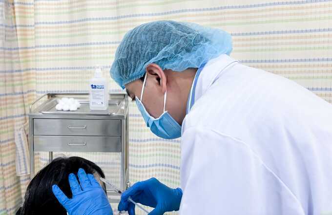 Thiếu nữ rụng tóc sau nhiều tháng stress