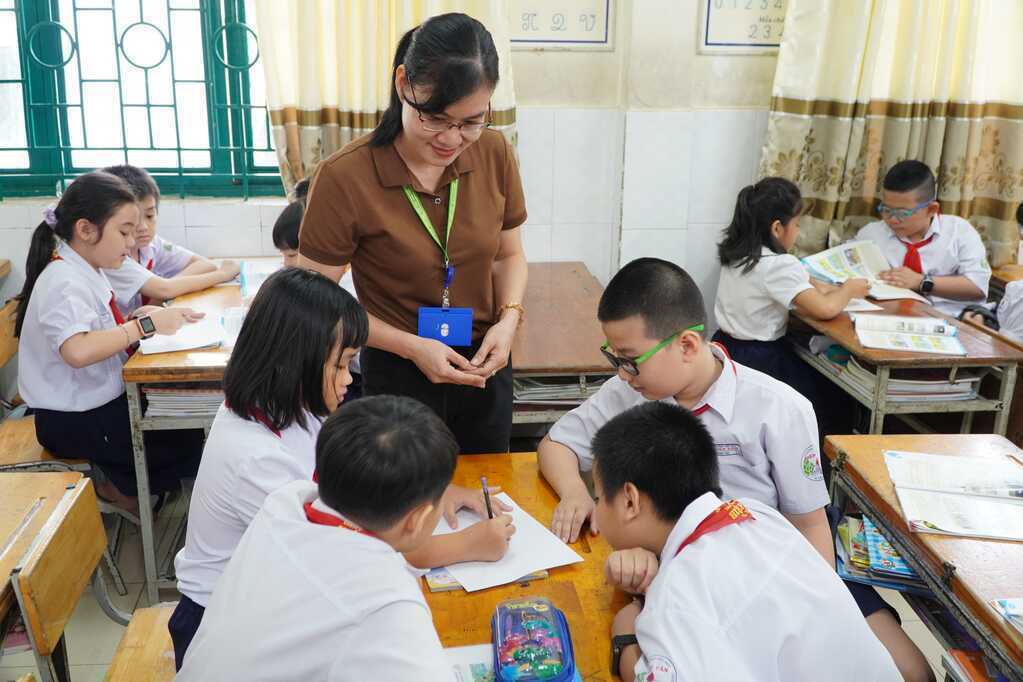 Gỡ nút thắt Thông tư 29 về dạy thêm: Do luật chưa nghiêm hay lương chưa đủ?