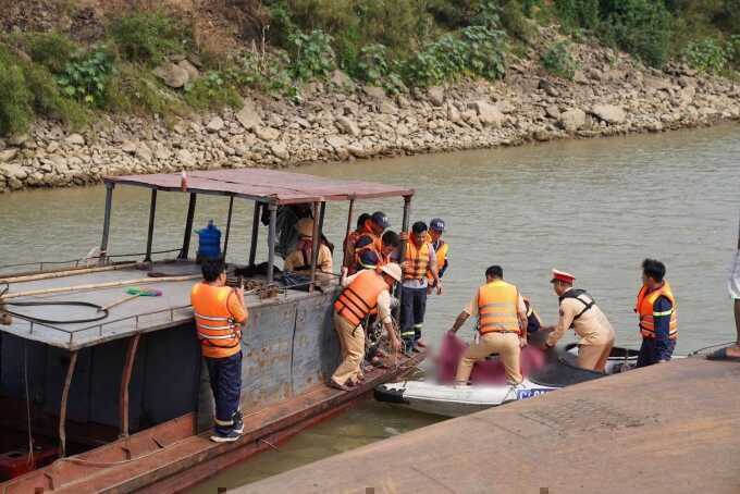 Lật tàu hút cát trên sông Hồng, một người chết