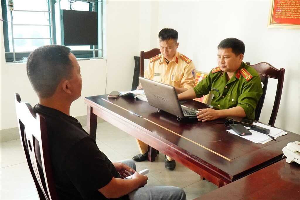 Vụ ô tô đỗ chắn đường: Không nghiêm trọng như phản ánh, đã xử phạt tài xế