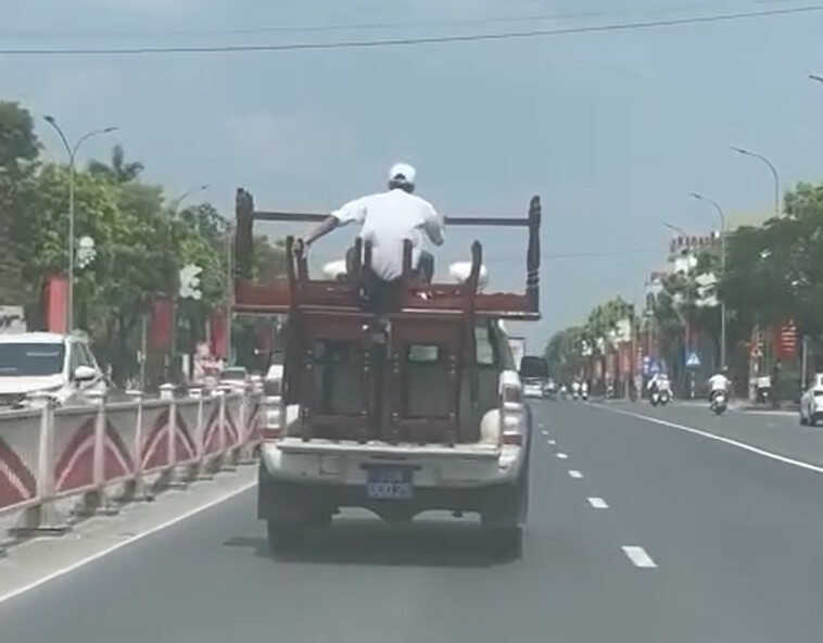 Lý do tài xế ô tô bán tải biển xanh chở người trên thùng xe để giữ bàn, ghế