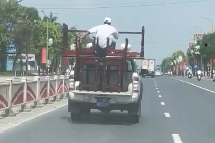 Xử phạt tài xế ô tô biển xanh chở người ngồi "vắt vẻo" sau thùng xe