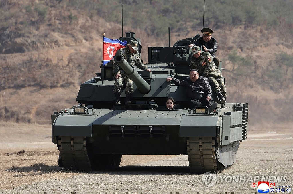 Con gái ông Kim Jong Un 13 tuổi lái xe tăng Chonma-2 - siêu vũ khí chống drone, công nghệ APS