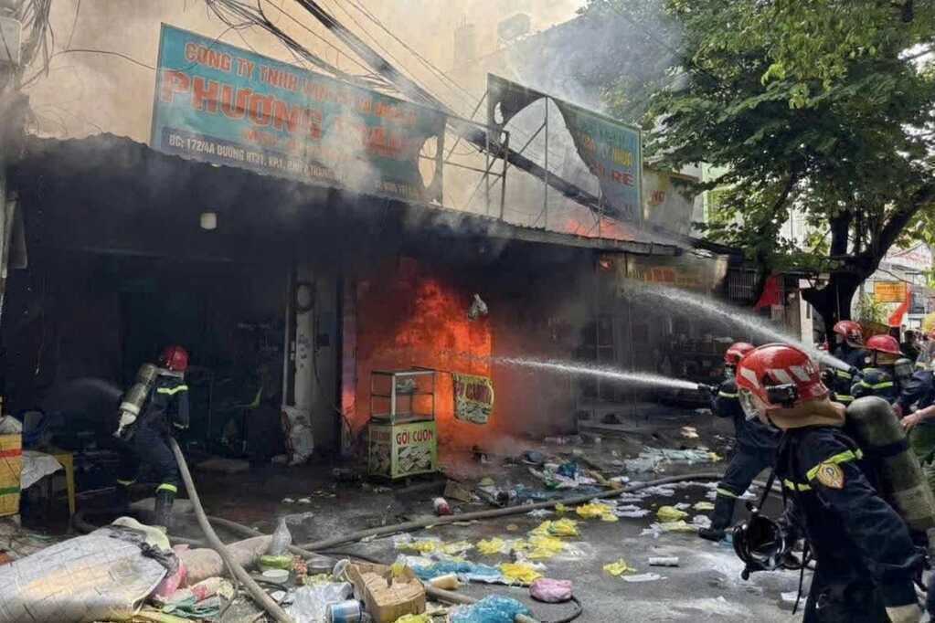 Cháy cơ sở in ấn ly nhựa ở TPHCM