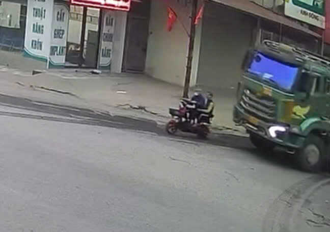 Dùng điện thoại khi lái xe, tài xế ôtô tải tông chết hai người đi đường