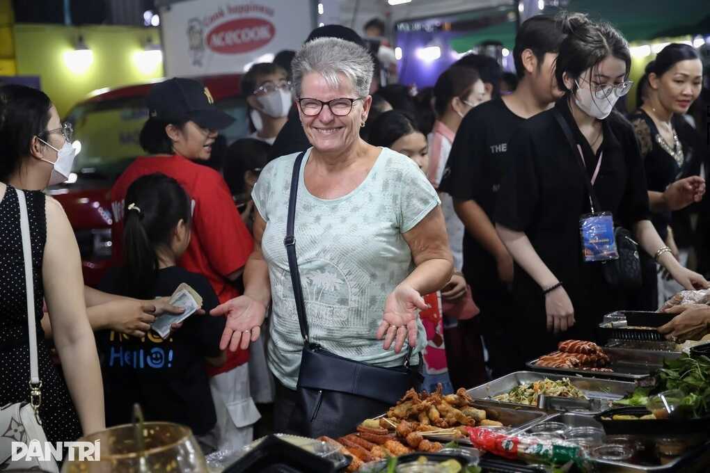 TPHCM siết quản lý thức ăn đường phố