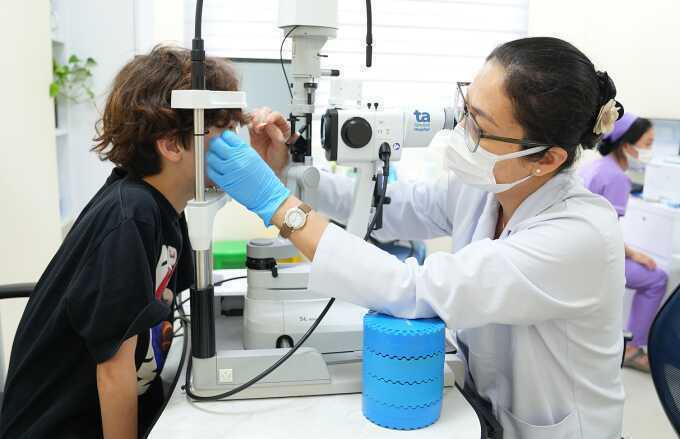 Dấu hiệu trẻ cận thị cần thay kính