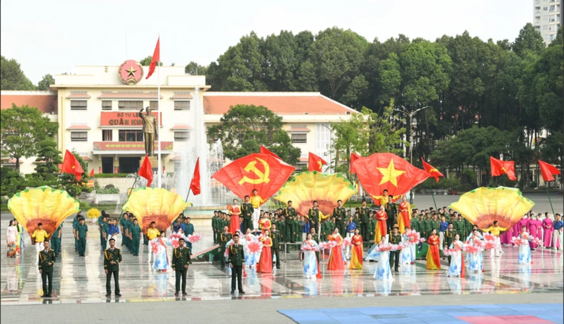 Gần 3.000 cán bộ, chiến sĩ tham gia đồng diễn nghệ thuật tại Quân khu 7