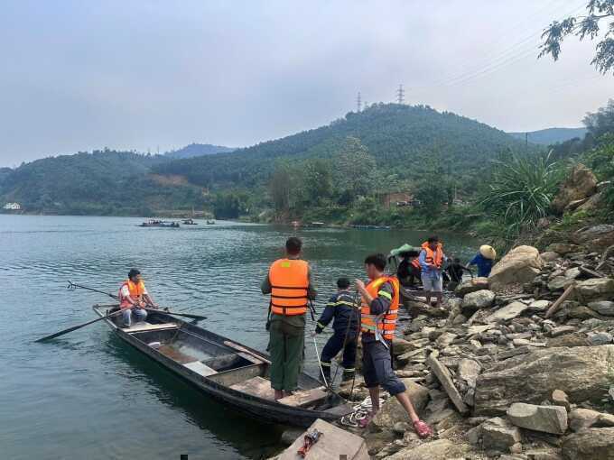 Lật thuyền đánh cá, hai vợ chồng mất tích