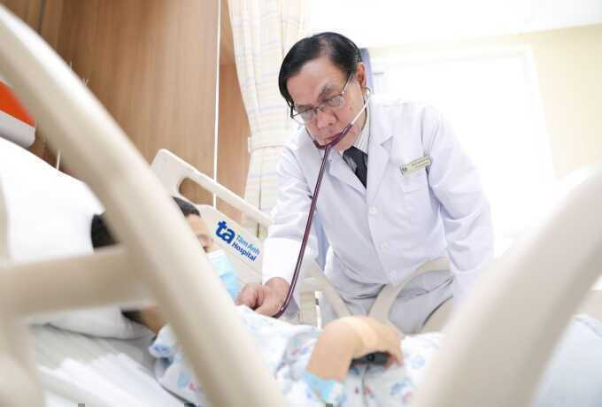 Bé trai mắc bệnh viêm mạch