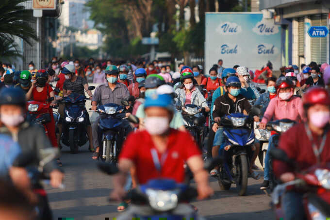 Nhà máy `chạy đua` hút công nhân