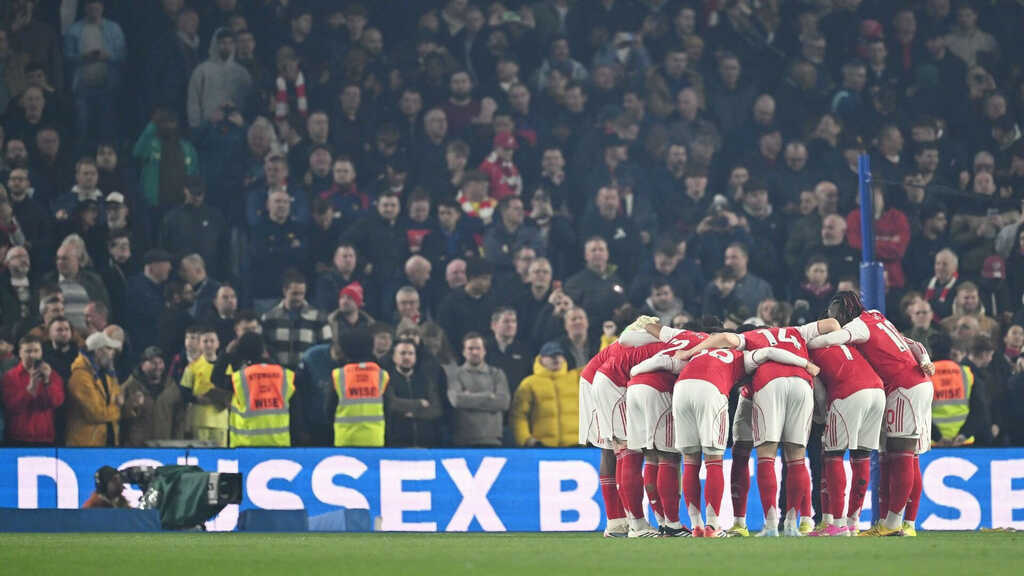 Đánh bại Brighton, Arsenal cho Man City 