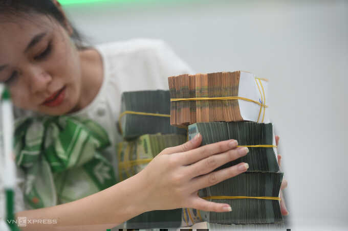 Lãi suất tiết kiệm vượt 9%