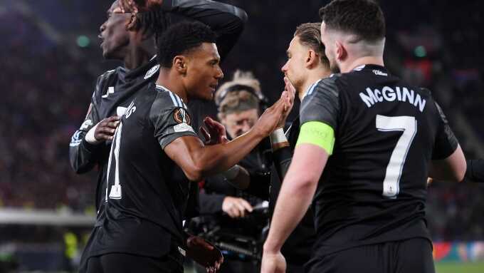 Aston Villa đặt một chân vào bán kết Europa League