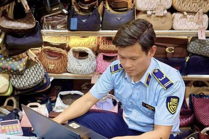 Bảy cửa hàng bán sản phẩm giả nhãn hiệu Gucci, Nike bị phạt hơn 200 triệu đồng