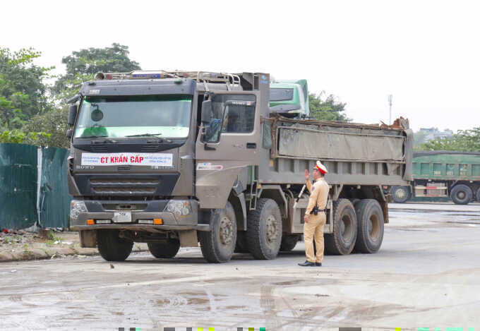 Cục CSGT mạnh tay xử lý xe ben