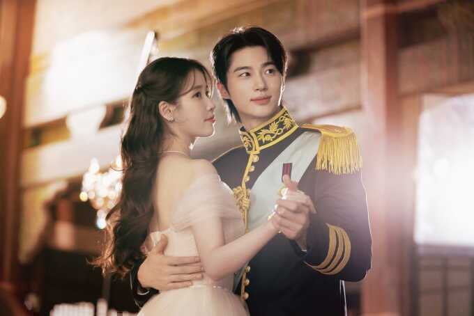 Phim của IU và Byeon Woo Seok hút khán giả ngày đầu lên sóng