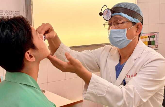 Viêm xoang `phá hủy` xương trán chàng trai