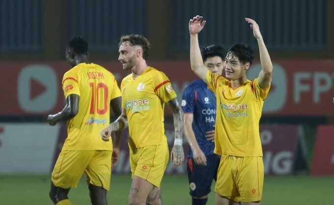 CAHN bị đội xếp cuối V-League ngắt chuỗi thắng 11 trận