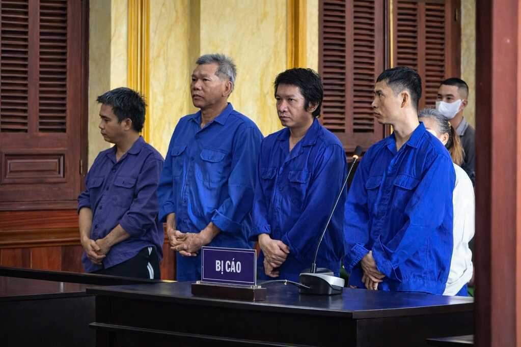 17 bị cáo “giải cứu” người nghiện bằng hồ sơ cư trú giả