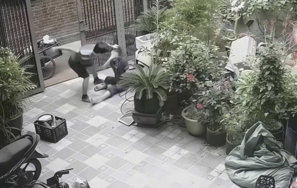 Clip chồng đánh đập, kéo lê vợ từ sân vào nhà khiến người xem phẫn nộ