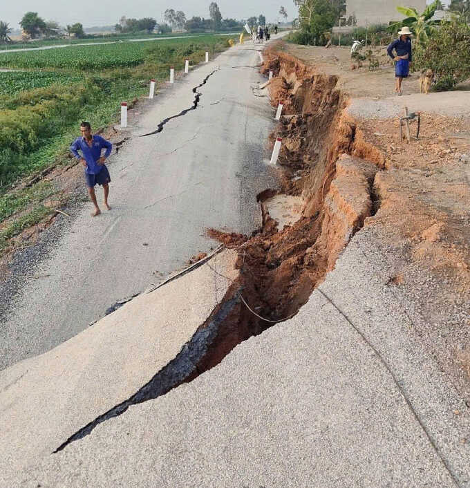 Đường ven sông mới thảm nhựa sụt lún hơn 2 m