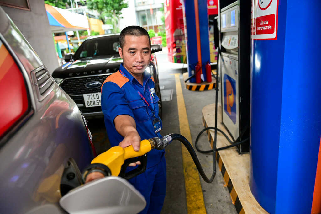 Giá xăng dầu hôm nay 13/4: Dầu thế giới tăng mạnh, trong nước duy trì giá thấp