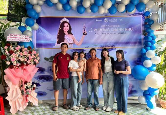 Hai á hậu Miss World Vietnam về quê