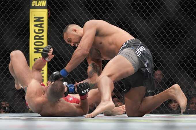 Võ sĩ thắng knock-out dù `chấp một chân`