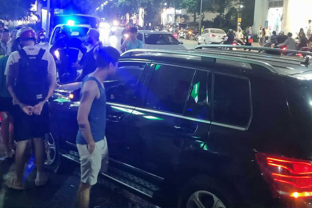 Ô tô Mercedes đâm liên hoàn 2 xe khác trong khu đô thị Hà Nội