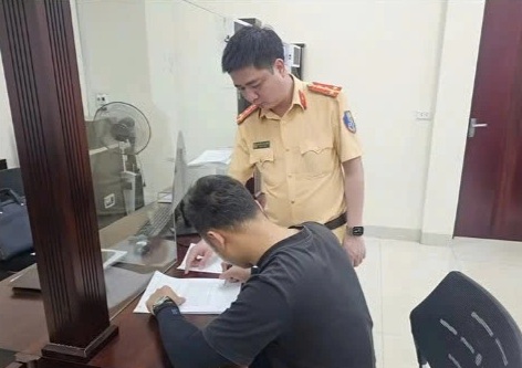 Tài xế bị phạt vì để 2 bé gái thò đầu qua cửa ô tô đang chạy