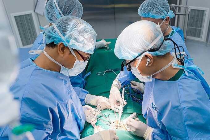 Bướu giáp thòng bịt kín đường thở