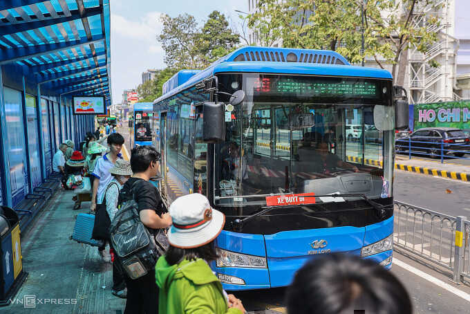 Chuyên gia: `Miễn vé xe buýt chưa đủ thu hút người dân bỏ xe máy`