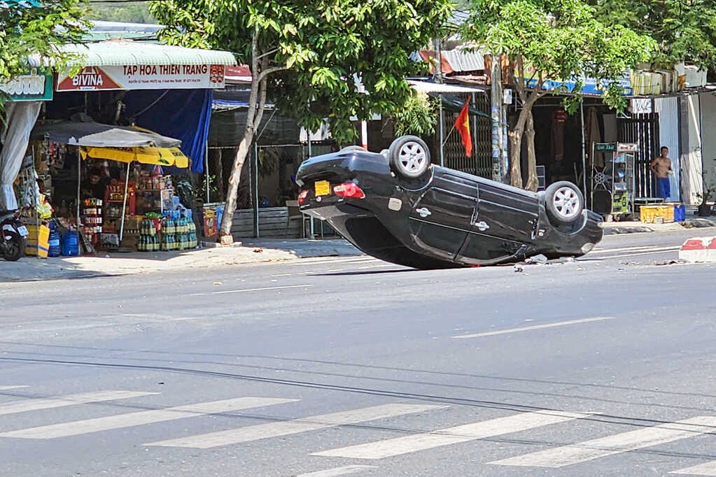 Ô tô lật ngửa trên đường ra sân bay, ba người gặp nạn