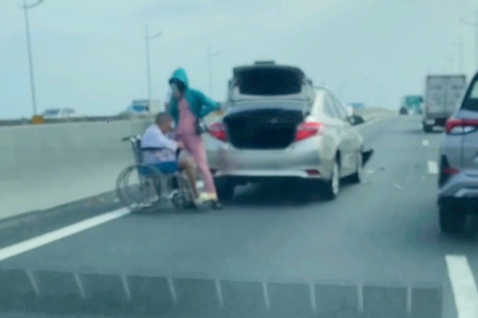 Ô tô va chạm trên cao tốc ở Tây Ninh, cụ ông phải ngồi xe lăn giữa đường