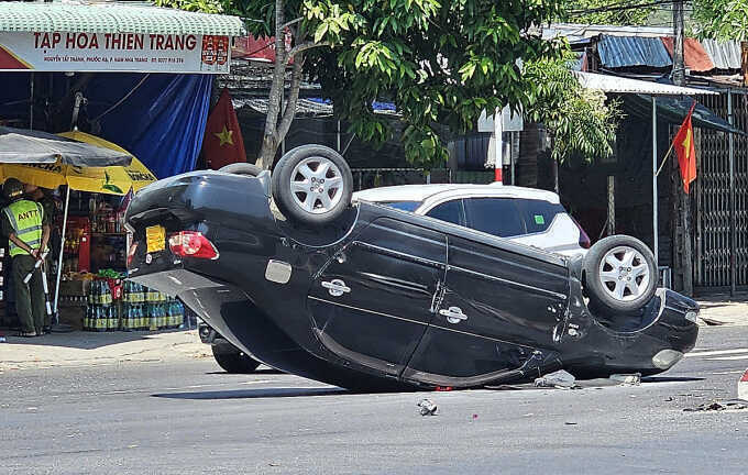 Ôtô chở ba người bị lật ở Nha Trang