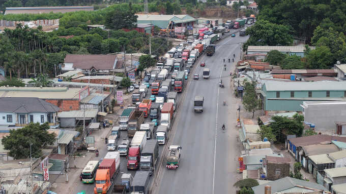 Quốc lộ 51 kẹt cứng 5 km vì rào chắn sửa đường