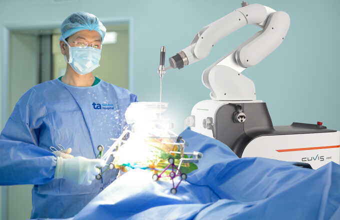 Robot thay khớp cho người nhiều bệnh nền