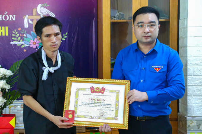 Truy tặng huy hiệu Tuổi trẻ dũng cảm cho nữ sinh tử vong khi cứu bạn