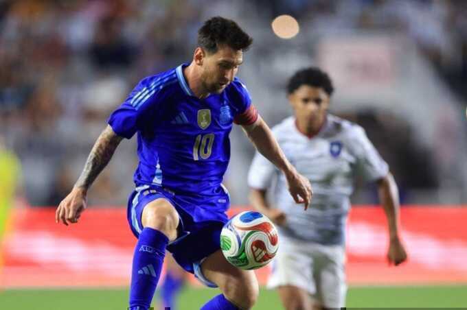 Messi bị kiện vì vắng mặt trận giao hữu