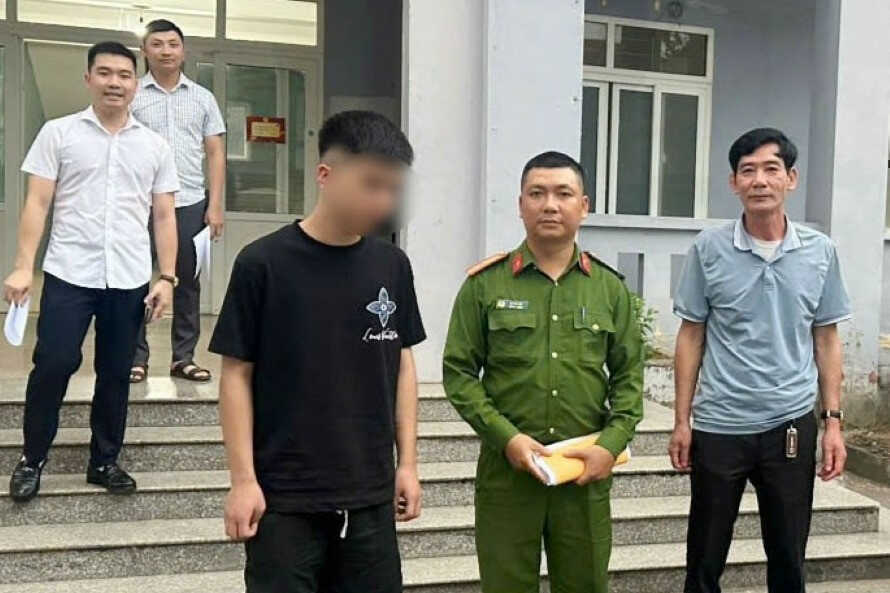 Công an kịp thời ngăn chặn nam thanh niên 21 tuổi định nhảy cầu