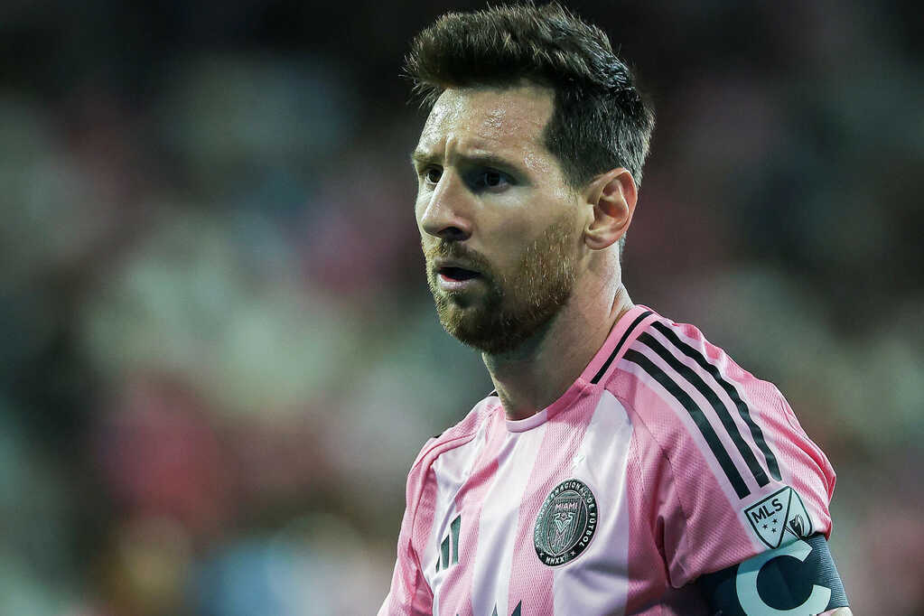 Messi mua lại CLB hàng xóm của Barca