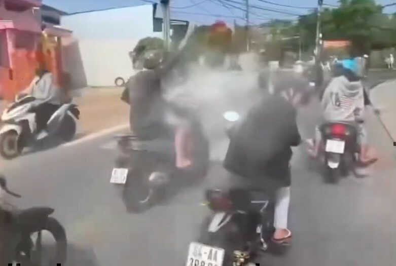 Triệu tập nhóm thanh, thiếu niên chạy xe dàn hàng ngang, ném bột trên phố
