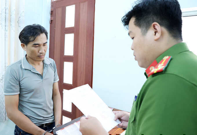 Bé gái bị người tình của mẹ hãm hại