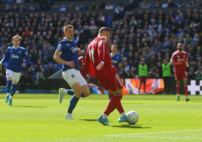 Van Dijk giúp Liverpool thắng ở phút bù