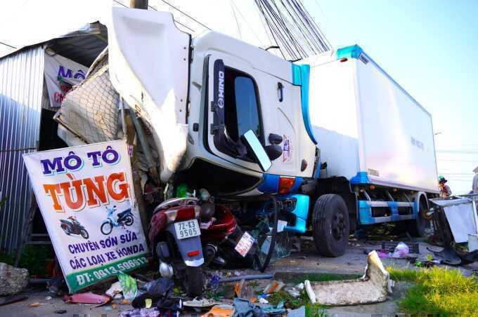 Ôtô tải tông 5 xe máy ở Cà Mau